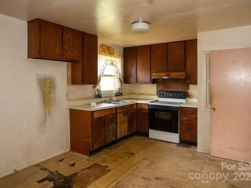 14 Kirby Place, Asheville, NC 28806.  MLS# CAR4244803, YatesRealty ID 21986. 