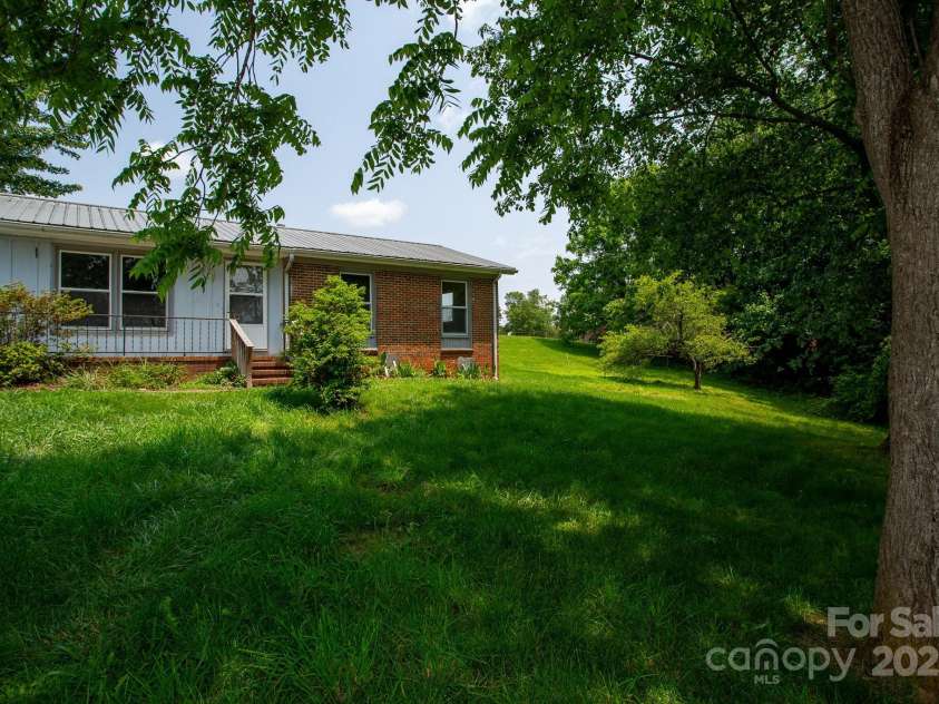 14 Kirby Place, Asheville, NC 28806.  MLS# CAR4244803, YatesRealty ID 21986. 