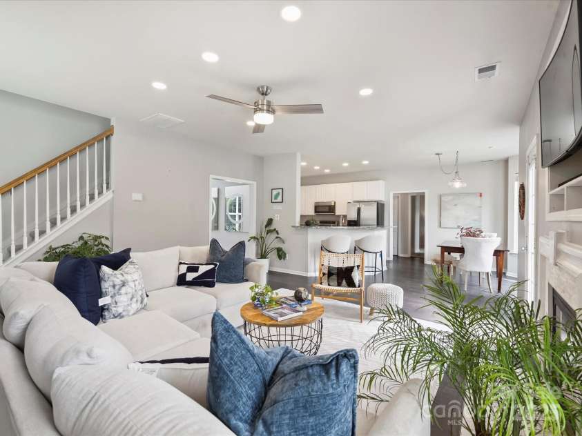 11332 Anna Rose Road, Charlotte, NC 28273.  MLS# CAR4269537, YatesRealty ID 21988. Family Room