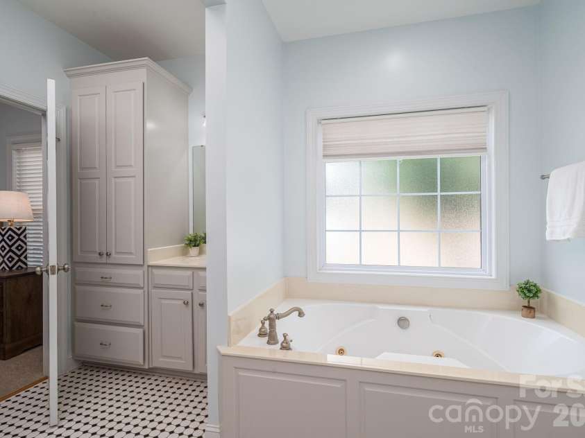 3020 Ridge Court, Lincolnton, NC 28092.  MLS# CAR4398581, YatesRealty ID 21989. 