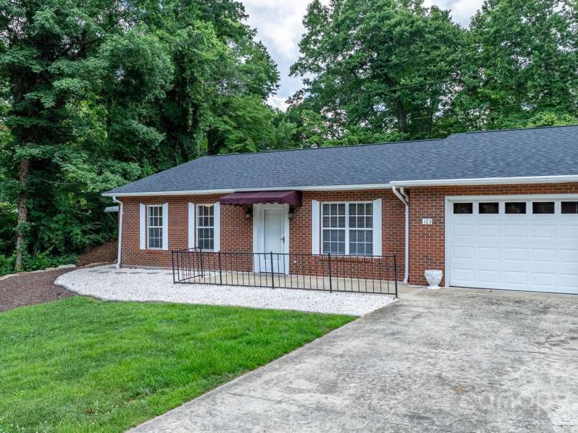 75 Laurelwood Drive, Marion, NC 28752.  MLS# CAR4273355, YatesRealty ID 21989. 