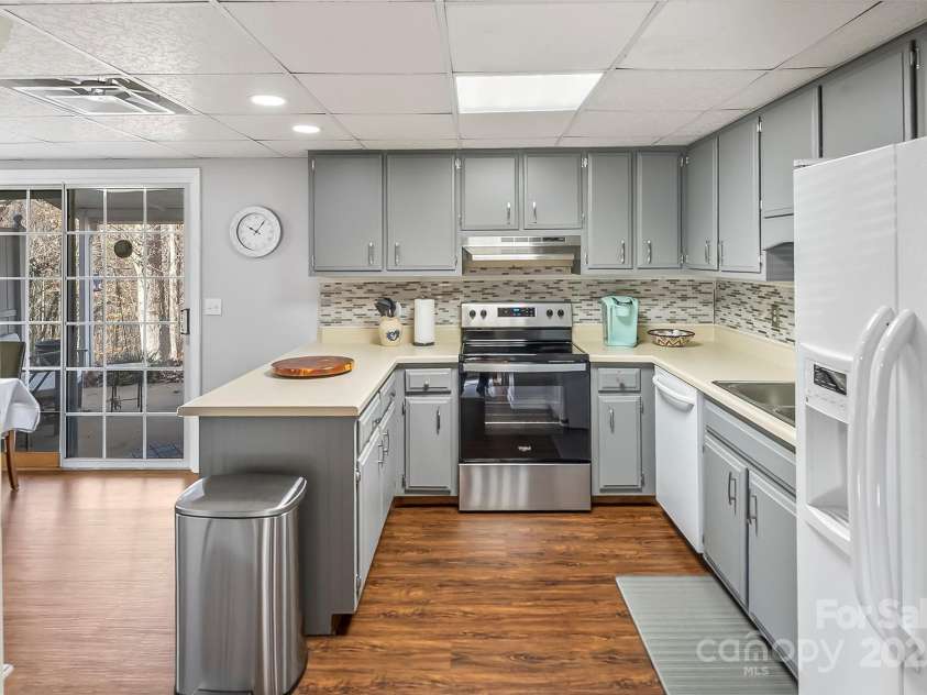 75 Laurelwood Drive, Marion, NC 28752.  MLS# CAR4323114, YatesRealty ID 21989. 