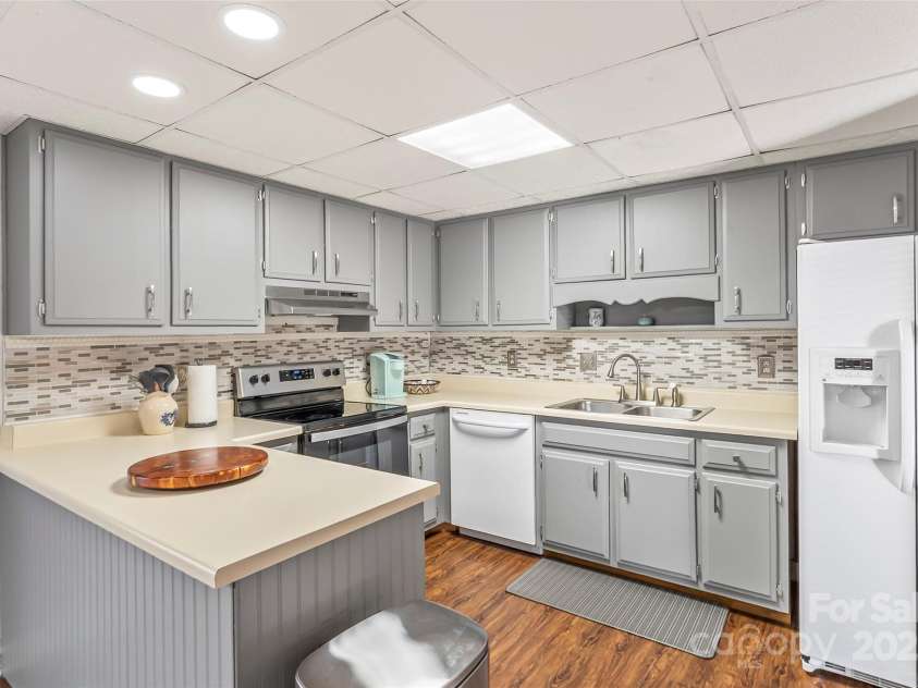 75 Laurelwood Drive, Marion, NC 28752.  MLS# CAR4323114, YatesRealty ID 21989. 