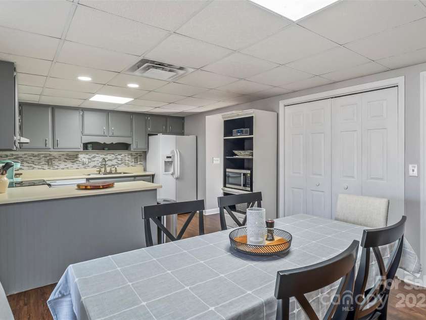 75 Laurelwood Drive, Marion, NC 28752.  MLS# CAR4323114, YatesRealty ID 21989. 