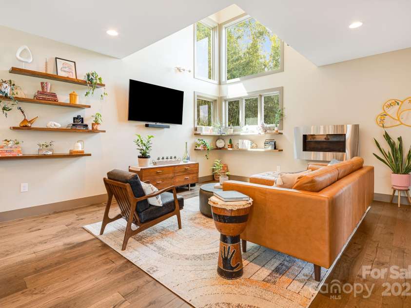 44 Druid Drive, Asheville, NC 28806.  MLS# CAR4241498, YatesRealty ID 21993. 