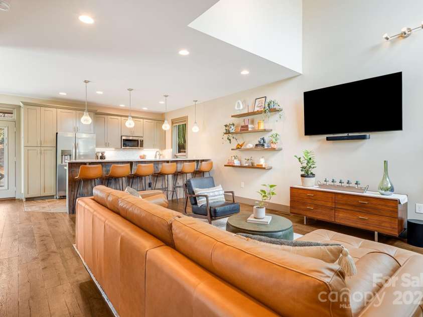 44 Druid Drive, Asheville, NC 28806.  MLS# CAR4241498, YatesRealty ID 21993. 