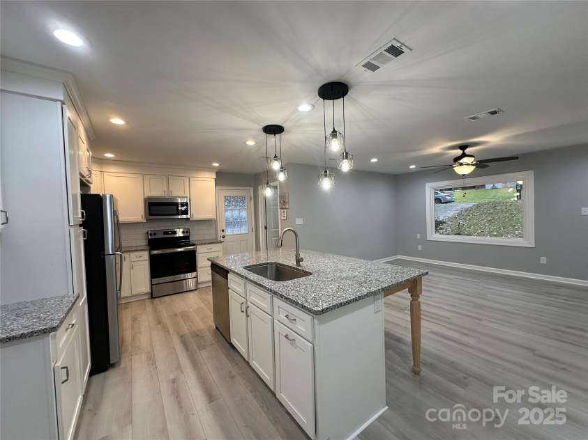 10517 Starwood Drive, Charlotte, NC 28215.  MLS# CAR4316588, YatesRealty ID 21995. 
