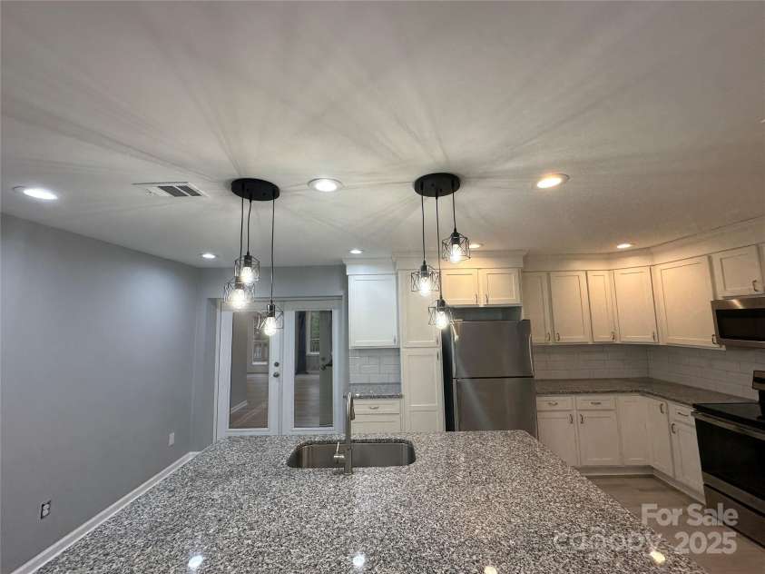 10517 Starwood Drive, Charlotte, NC 28215.  MLS# CAR4316588, YatesRealty ID 21995. 