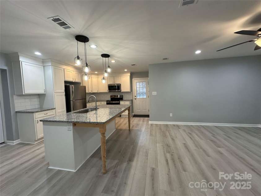 10517 Starwood Drive, Charlotte, NC 28215.  MLS# CAR4316588, YatesRealty ID 21995. 