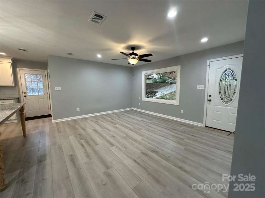 10517 Starwood Drive, Charlotte, NC 28215.  MLS# CAR4316588, YatesRealty ID 21995. 