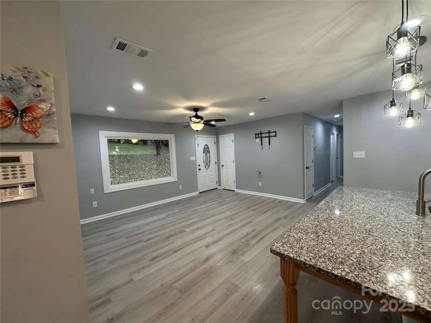 10517 Starwood Drive, Charlotte, NC 28215.  MLS# CAR4316588, YatesRealty ID 21995. 