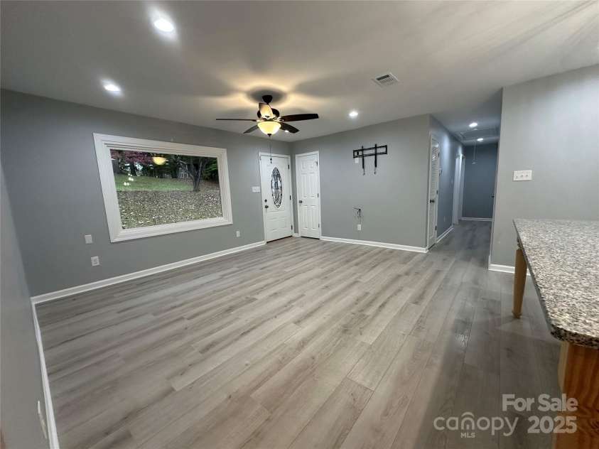 10517 Starwood Drive, Charlotte, NC 28215.  MLS# CAR4316588, YatesRealty ID 21995. 
