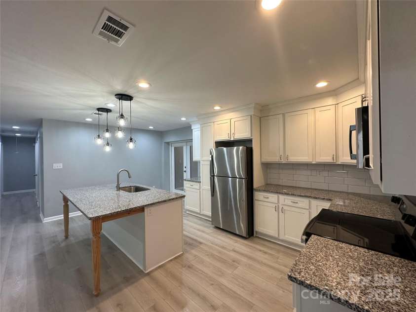 10517 Starwood Drive, Charlotte, NC 28215.  MLS# CAR4316588, YatesRealty ID 21995. 