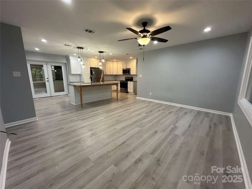 10517 Starwood Drive, Charlotte, NC 28215.  MLS# CAR4316588, YatesRealty ID 21995. 