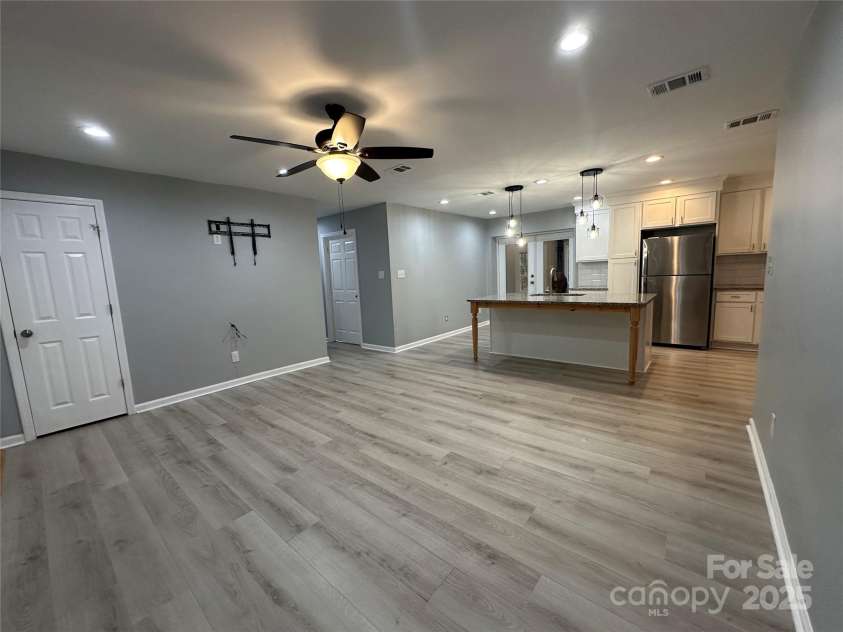 10517 Starwood Drive, Charlotte, NC 28215.  MLS# CAR4316588, YatesRealty ID 21995. 