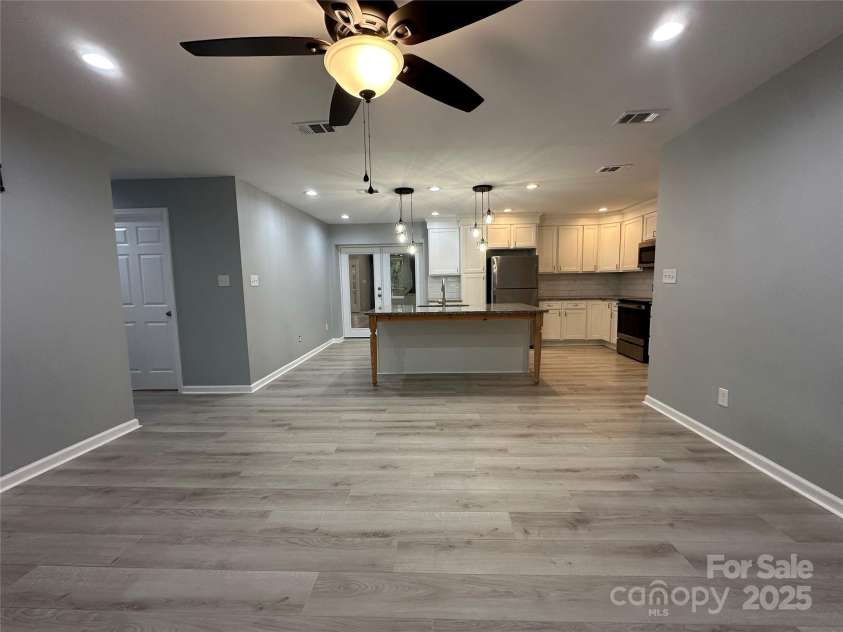 10517 Starwood Drive, Charlotte, NC 28215.  MLS# CAR4316588, YatesRealty ID 21995. 