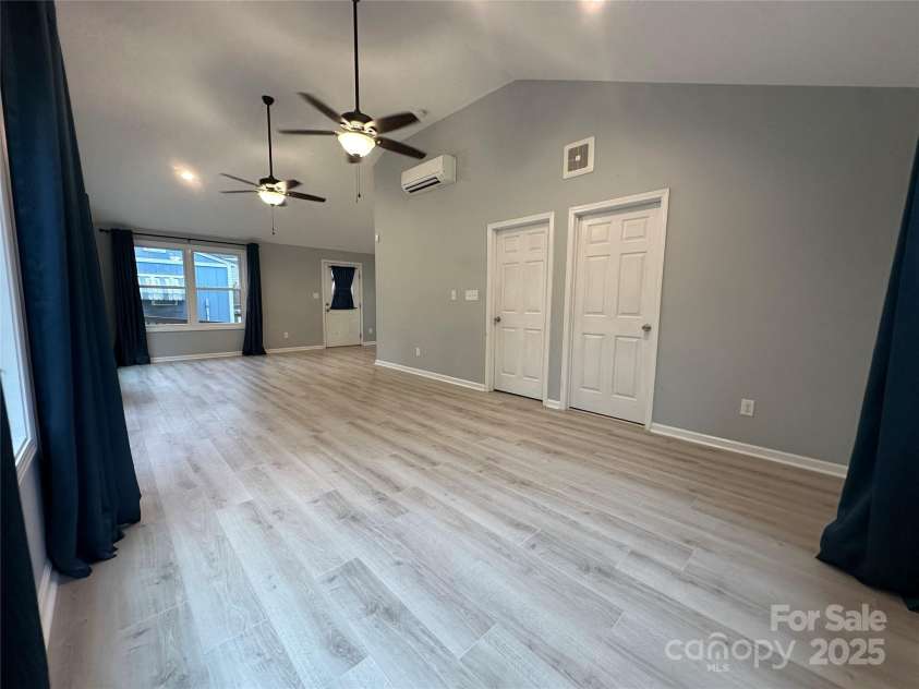 10517 Starwood Drive, Charlotte, NC 28215.  MLS# CAR4316588, YatesRealty ID 21995. Great Room