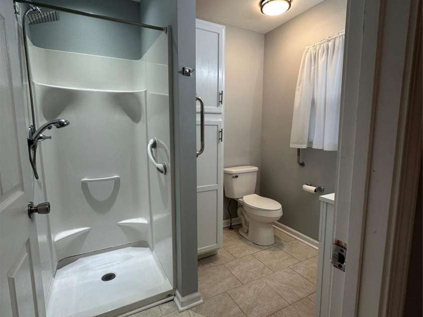 10517 Starwood Drive, Charlotte, NC 28215.  MLS# CAR4316588, YatesRealty ID 21995. Great Room Full Bath