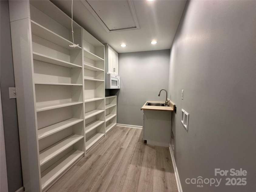 10517 Starwood Drive, Charlotte, NC 28215.  MLS# CAR4316588, YatesRealty ID 21995. Laundry Room