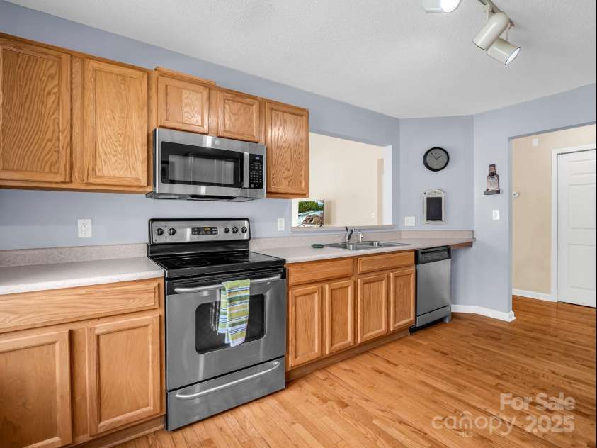 114 Fairway View Drive, Etowah, NC 28729.  MLS# CAR4270045, YatesRealty ID 21996. New Microwave
