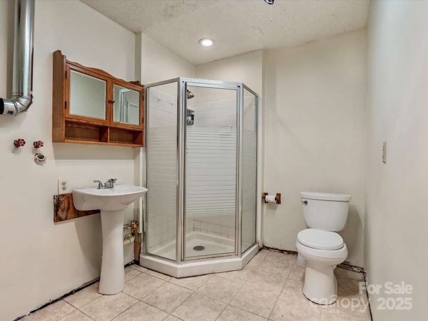 287 Sara Ridge Road, Waynesville, NC 28786.  MLS# CAR4260530, YatesRealty ID 21997. Full bathroom in the bonus room