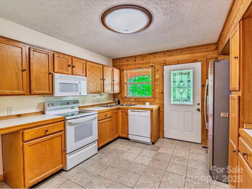 287 Sara Ridge Road, Waynesville, NC 28786.  MLS# CAR4260530, YatesRealty ID 21997. Large kitchen and tons of storage
