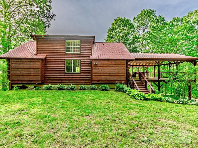 287 Sara Ridge Road, Waynesville, NC 28786.  MLS# CAR4260530, YatesRealty ID 21997. Level area in the backyard
