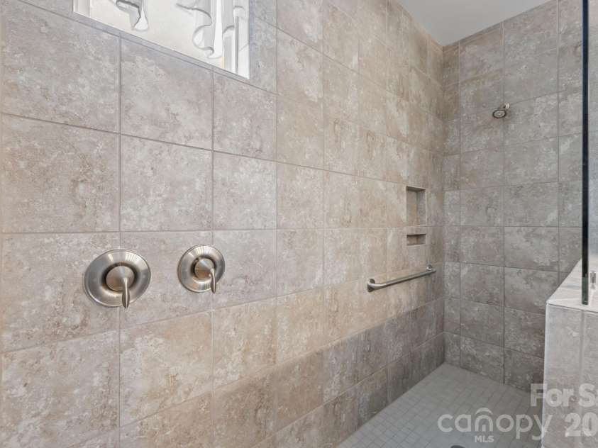 1507 Imperial Court, York, SC 29745.  MLS# CAR4361976, YatesRealty ID 21998. Primary Bath