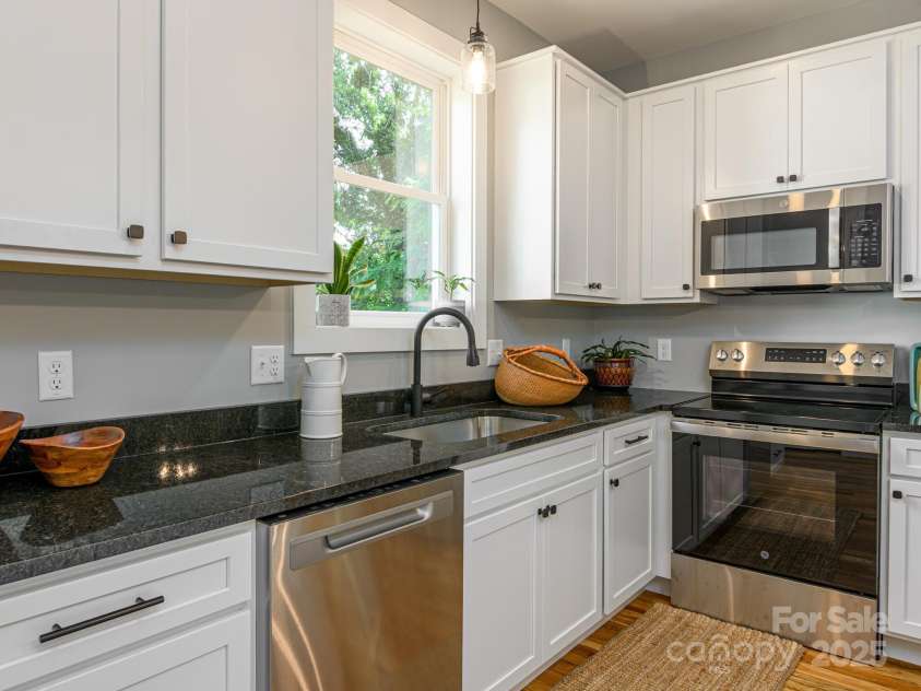 61 Vandalia Avenue, Asheville, NC 28806.  MLS# CAR4272579, YatesRealty ID 21999. 