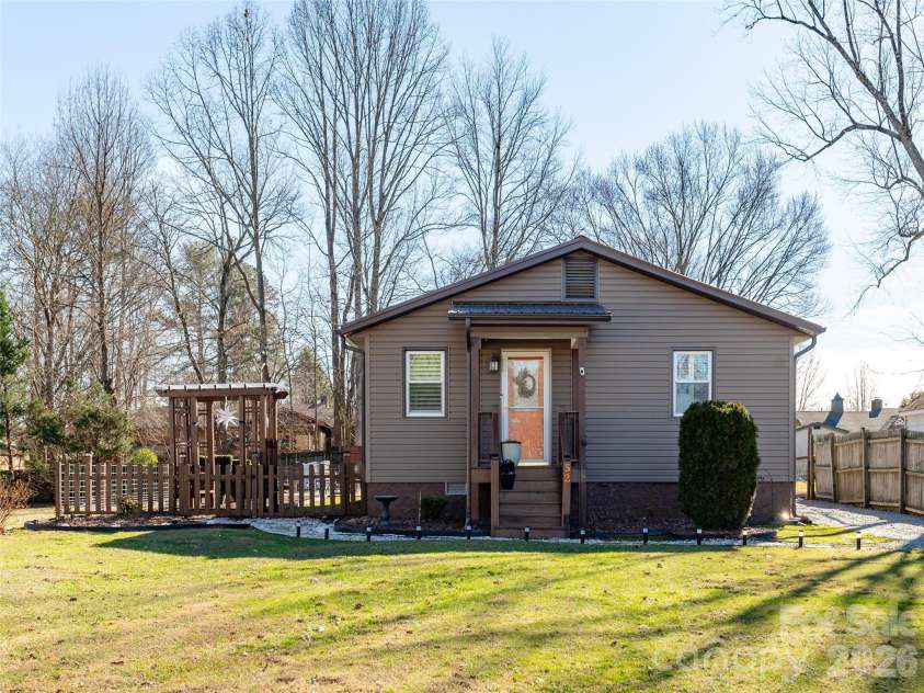 52 SLABWOOD Lane, Flat Rock, NC 28731.  MLS# CAR4335290, YatesRealty ID 2200. 