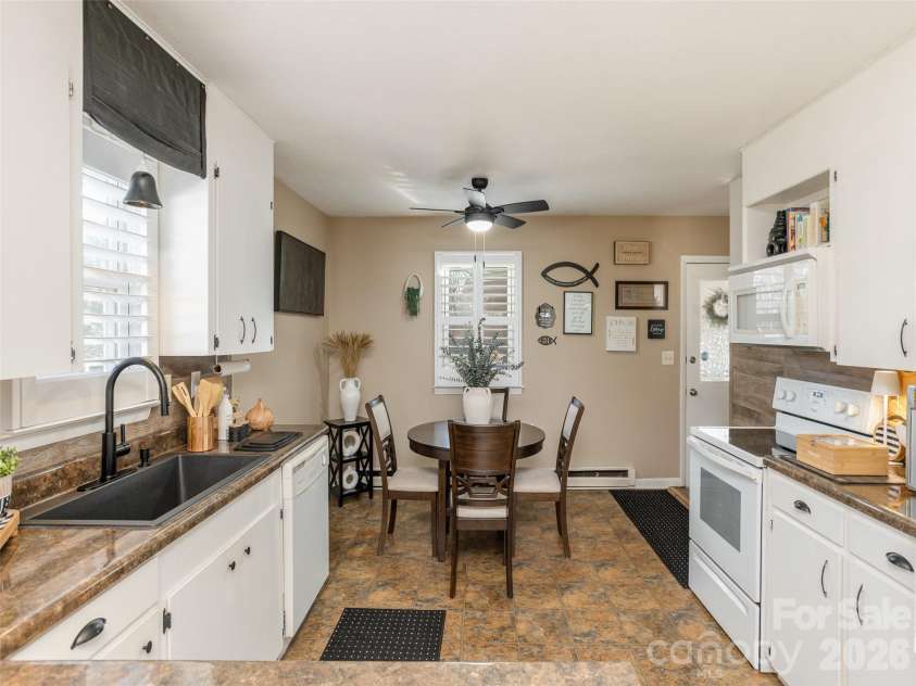 52 SLABWOOD Lane, Flat Rock, NC 28731.  MLS# CAR4335290, YatesRealty ID 2200. 