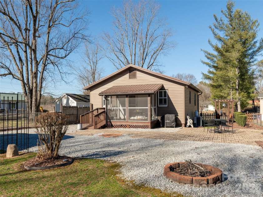 52 SLABWOOD Lane, Flat Rock, NC 28731.  MLS# CAR4335290, YatesRealty ID 2200. 