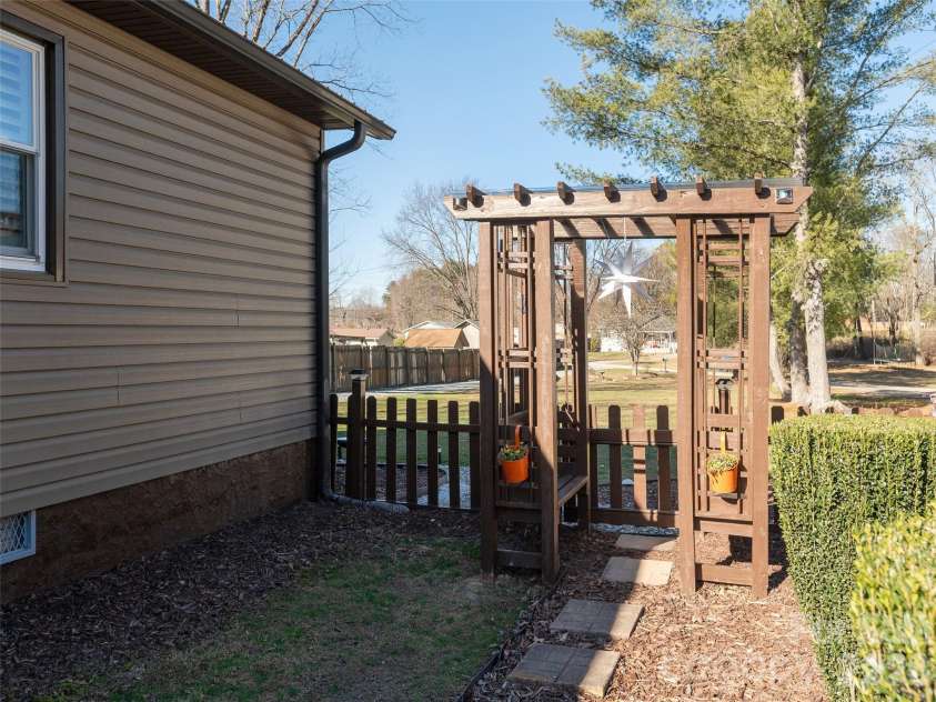 52 SLABWOOD Lane, Flat Rock, NC 28731.  MLS# CAR4335290, YatesRealty ID 2200. 