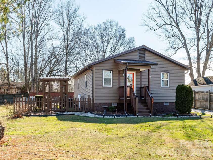 52 SLABWOOD Lane, Flat Rock, NC 28731.  MLS# CAR4335290, YatesRealty ID 2200. 