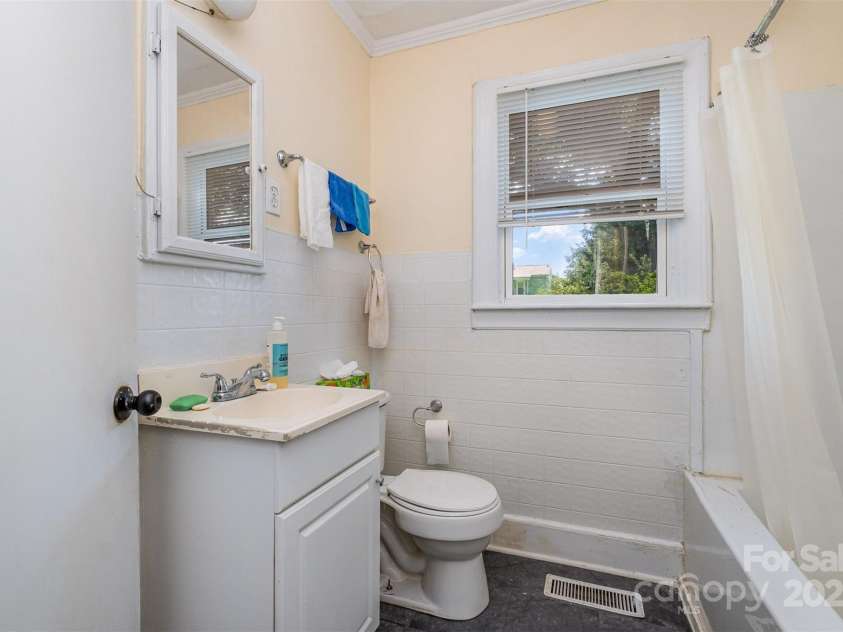 422 Wilson Street, Mount Holly, NC 28120.  MLS# CAR4272159, YatesRealty ID 22001. 422 Wilson interior