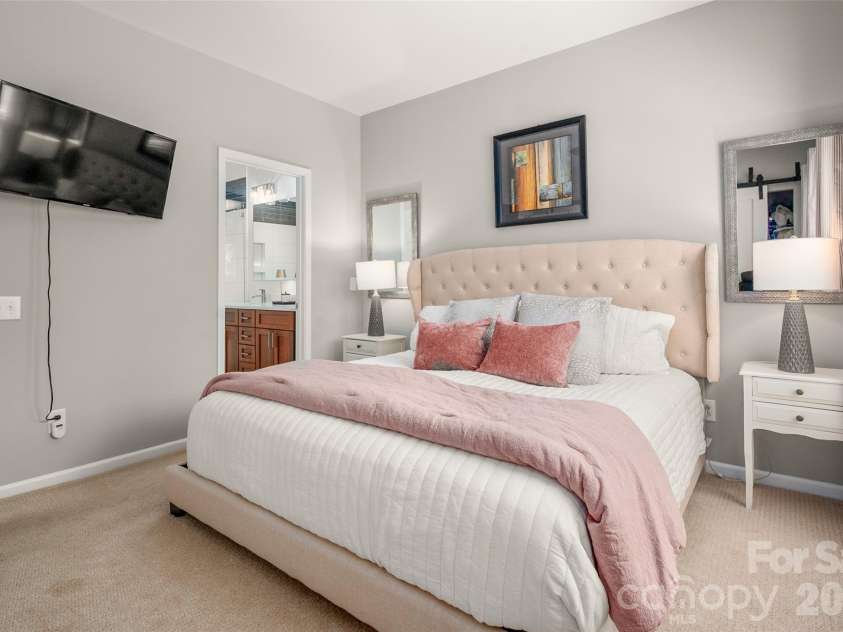 820 Autumn Rain Lane, Charlotte, NC 28209.  MLS# CAR4379421, YatesRealty ID 22002. 