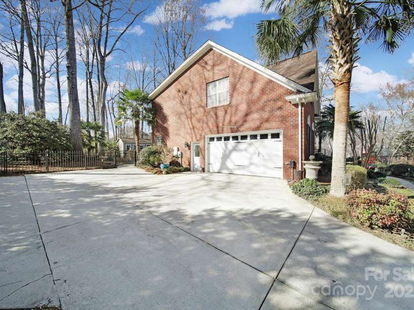 907 Thorn Ridge Lane, Lake Wylie, SC 29710.  MLS# CAR4222023, YatesRealty ID 22004. 