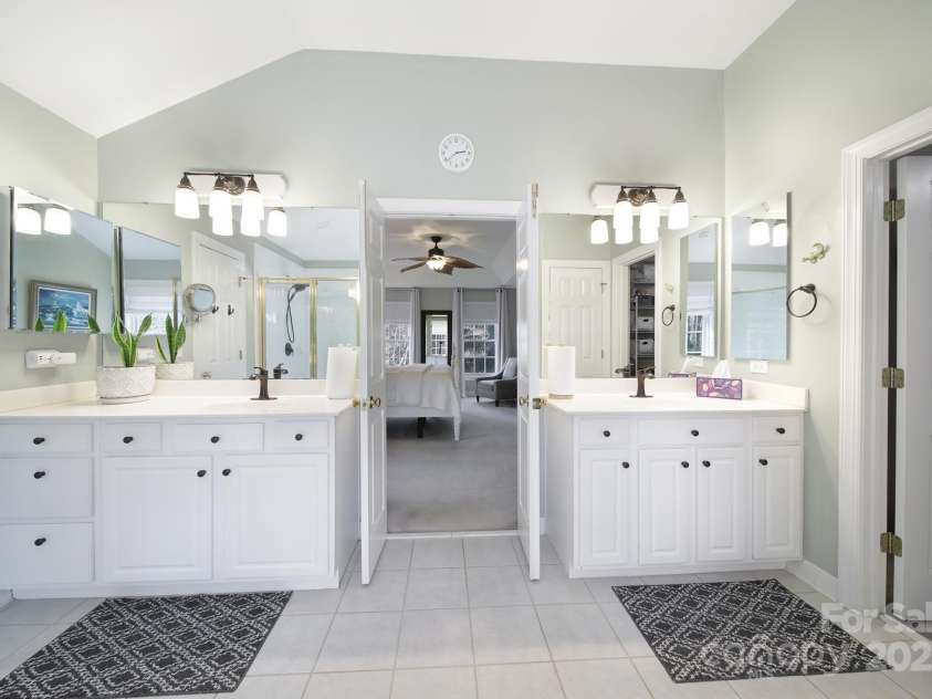 907 Thorn Ridge Lane, Lake Wylie, SC 29710.  MLS# CAR4222023, YatesRealty ID 22004. 