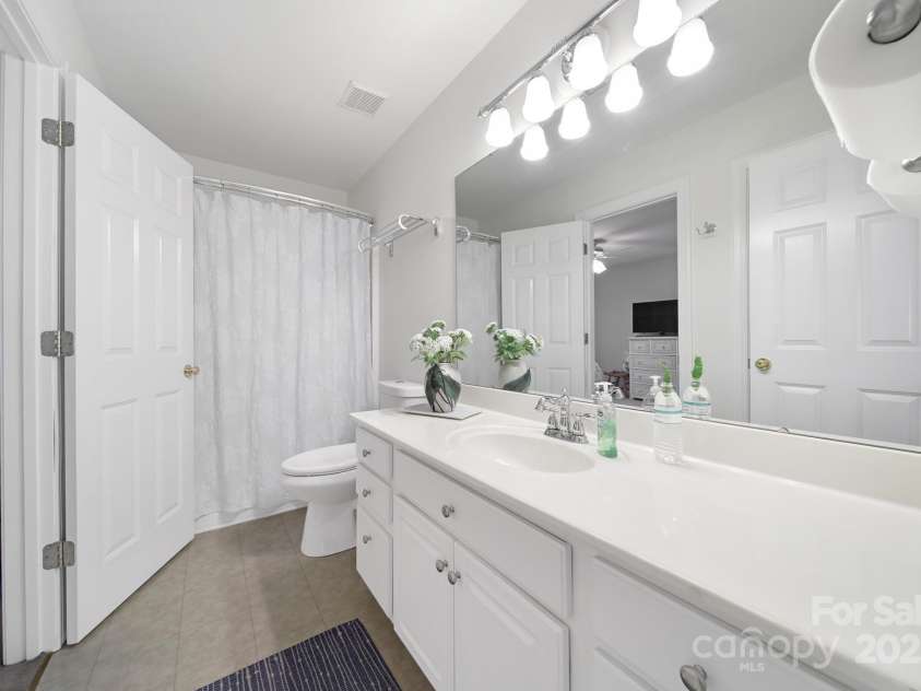 907 Thorn Ridge Lane, Lake Wylie, SC 29710.  MLS# CAR4222023, YatesRealty ID 22004. 