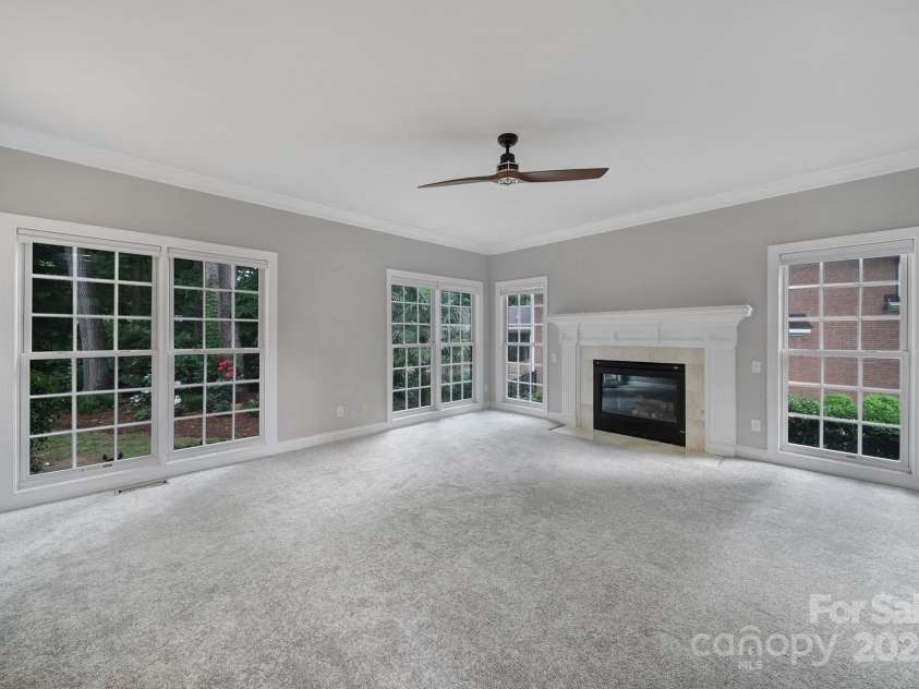 907 Thorn Ridge Lane, Lake Wylie, SC 29710.  MLS# CAR4222023, YatesRealty ID 22004. Family Room