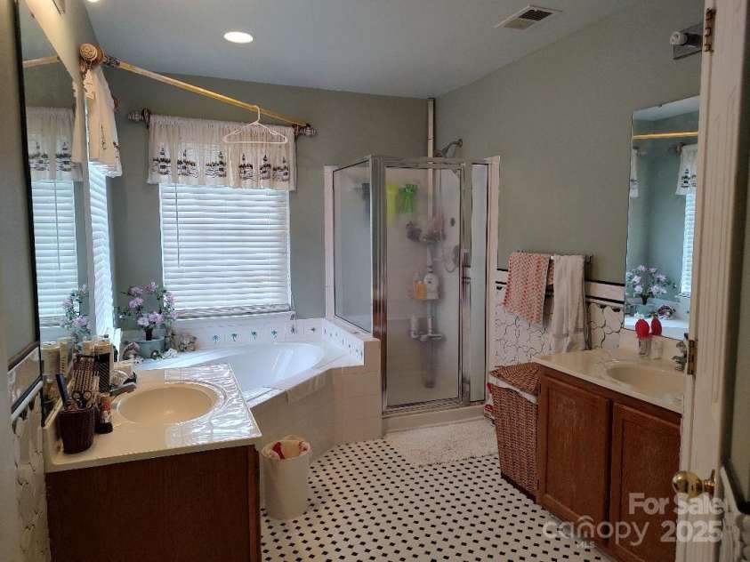 7318 Brighton Brook Drive, Charlotte, NC 28212.  MLS# CAR4270262, YatesRealty ID 22005. 