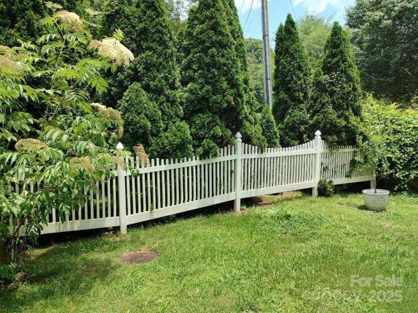 7318 Brighton Brook Drive, Charlotte, NC 28212.  MLS# CAR4270262, YatesRealty ID 22005. 