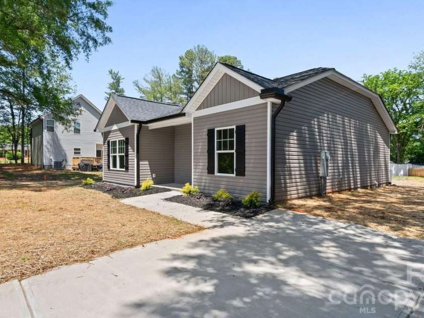 2160 Fieldcrest Avenue, Gastonia, NC 28054.  MLS# CAR4378667, YatesRealty ID 22008. 