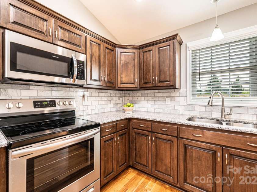 201 5th Avenue, Maiden, NC 28650.  MLS# CAR4267558, YatesRealty ID 22009. Frigidaire stainless steel appliances all included