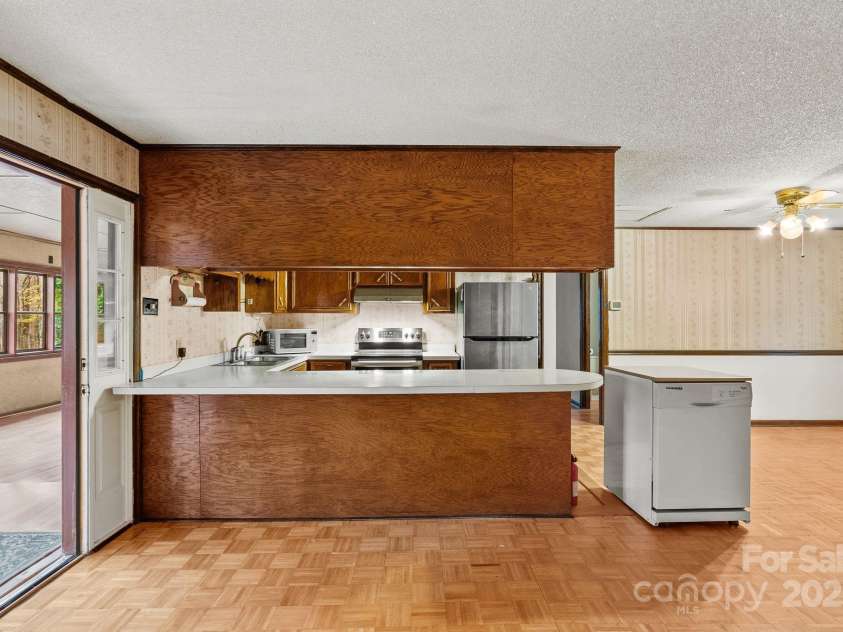 61 Doe Loop, Hot Springs, NC 28743.  MLS# CAR4295989, YatesRealty ID 2201. Dining area