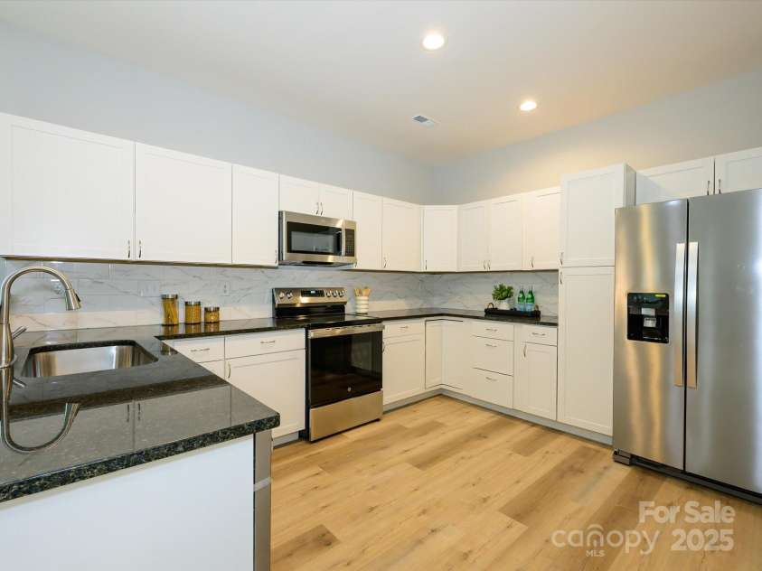 8611 Earthenware Drive, Charlotte, NC 28269.  MLS# CAR4259776, YatesRealty ID 22013. 