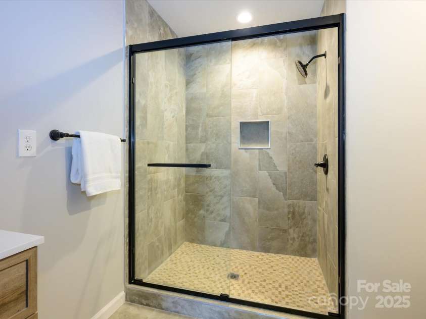 8611 Earthenware Drive, Charlotte, NC 28269.  MLS# CAR4259776, YatesRealty ID 22013. 