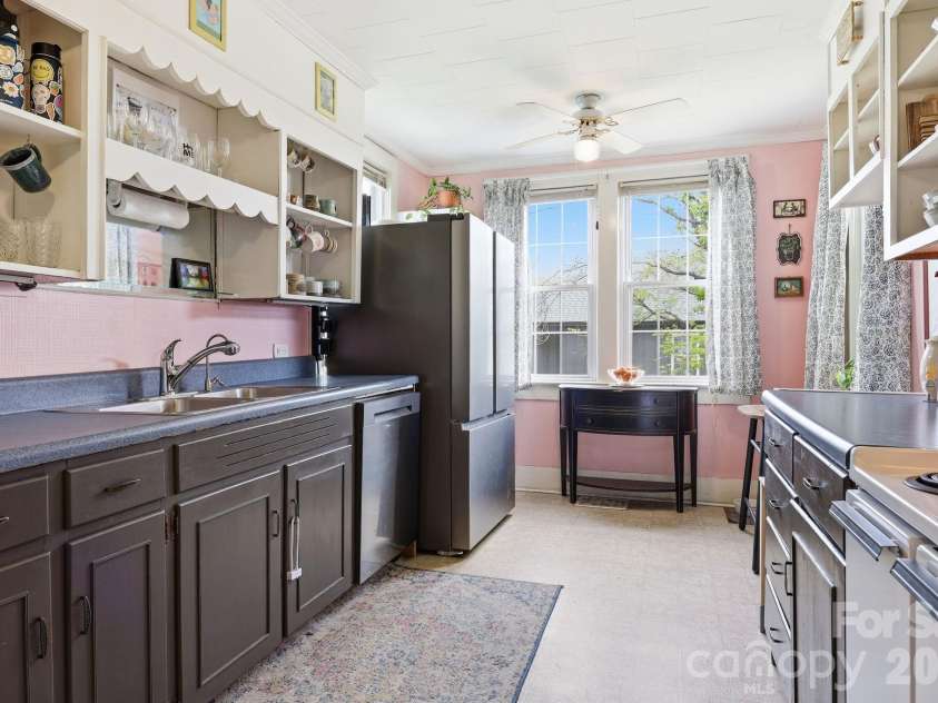 77 Pulliam Street, Marion, NC 28752.  MLS# CAR4378506, YatesRealty ID 22018. 