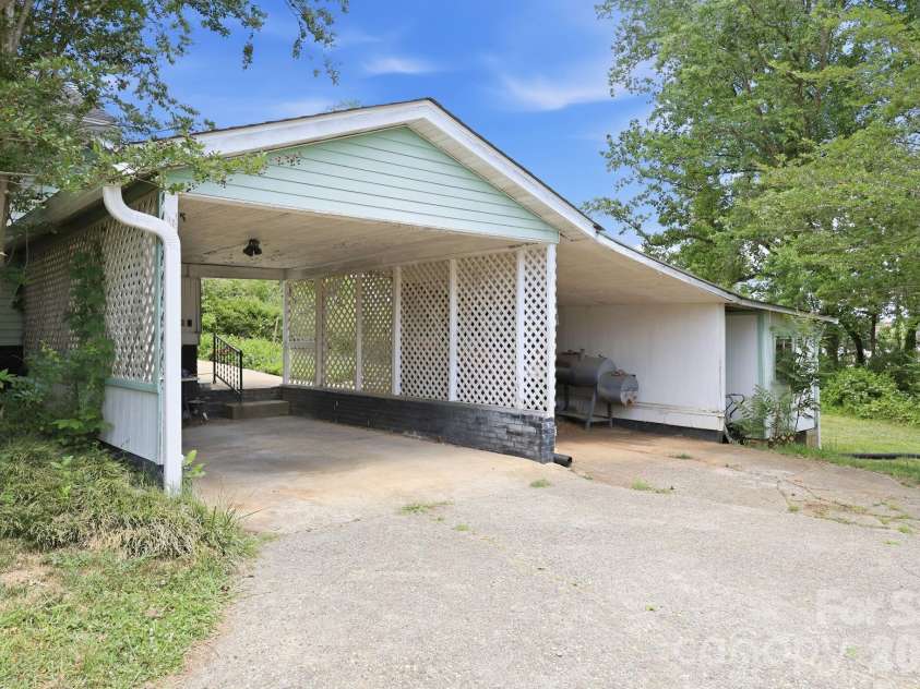 77 Pulliam Street, Marion, NC 28752.  MLS# CAR4378506, YatesRealty ID 22018. 