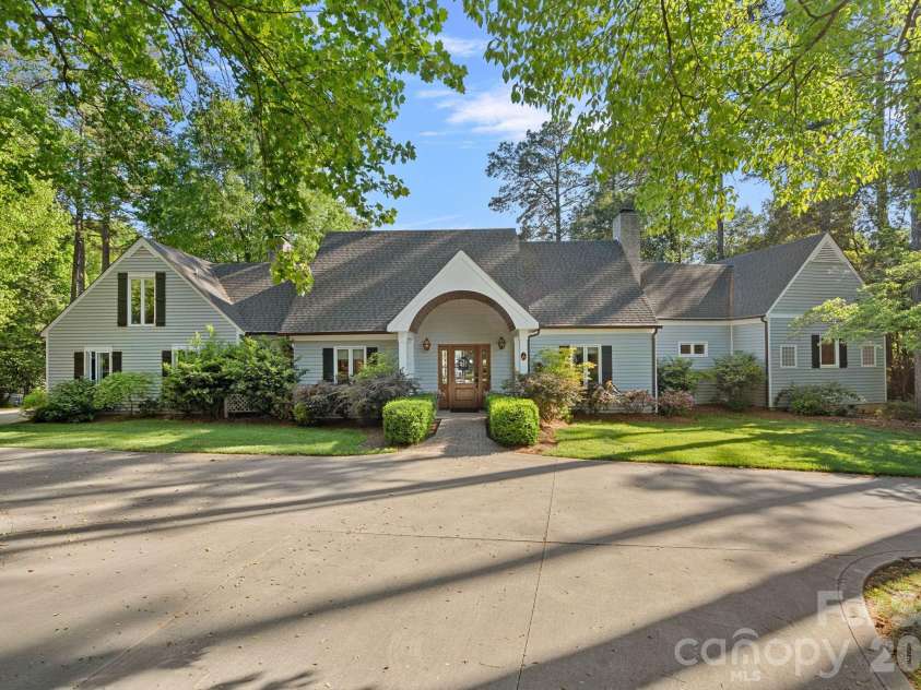 107 Beachview Drive, Mooresville, NC 28117.  MLS# CAR4377535, YatesRealty ID 22019. 107 Beachview Drive